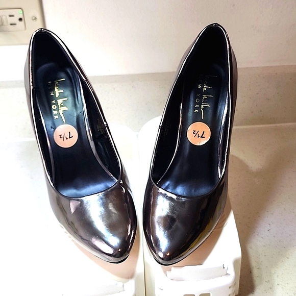 Nicole Miller New York Women's pumps, Size 7.5. - Picture 4 of 9